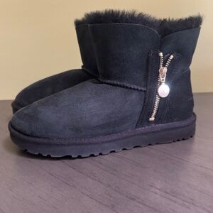 UGG BAILEY ZIP MINI black suede  7  NEW